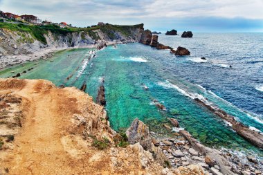 Taşlı okyanus koyda çıkış