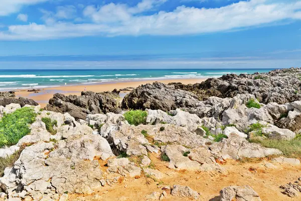 Λωρίδα Από Μεγάλες Πέτρες Πάνω Στην Αμμώδη Παραλία Κατά Διάρκεια — Φωτογραφία Αρχείου
