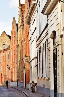 Bruges, Belçika Ortaçağ Caddesi. Dar sokak taş bloklar tarafından döşeli ve antik yakından evler standı. Yaz güneşli gün