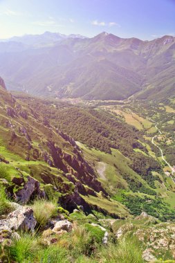 Yaz günü dağın tepesinde vadiden görünümünü. Yirmiden Fuente De İspanya, bu tonda
