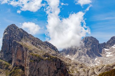 Bulut dağ üst kısmında yer alır.. 