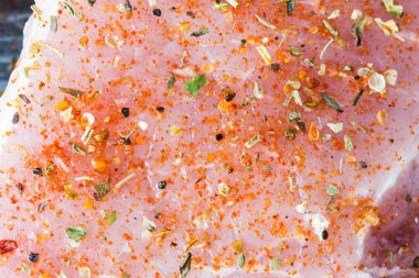 Ham et baharatlarla, yakın bir yukarı strewed.