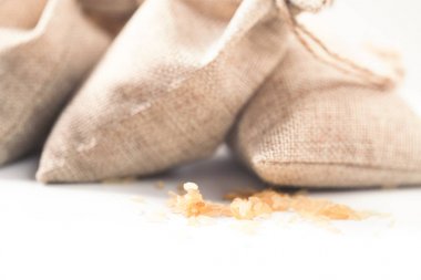 Dolu çanta ve dağınık pirinç