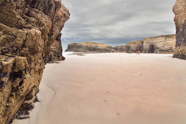 Yaz bulutlu gün, bir çıkış katedraller plaj manzarası. Ribadeo şehir, Galiçya İspanyol il mahalle