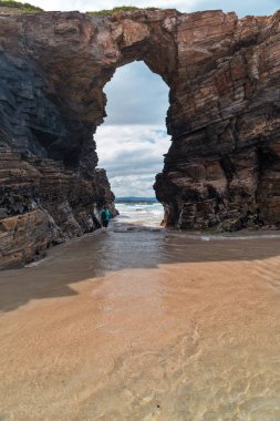 Yaz günü, bir çıkış katedrallerin beach katmanlı kayalar. Ribadeo şehir, Galiçya İspanyol il mahalle
