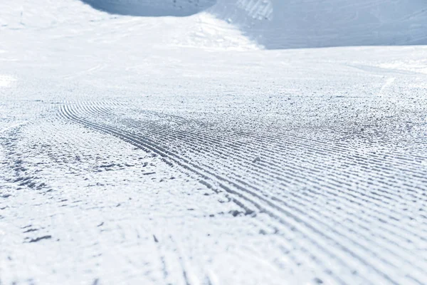 準備されたスキー場の雪晴れた冬の日 — ストック写真