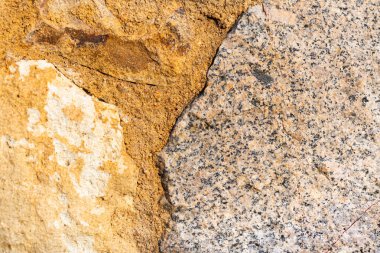 Taş bir duvar parçası granit ve kireçtaşından.