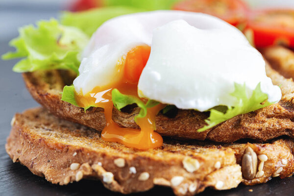 Желток из яиц-браконьеров течет на хлеб.
.