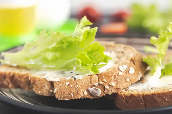 Sandwich cu salată verde pe pâine de cereale . — Fotografie, imagine de stoc