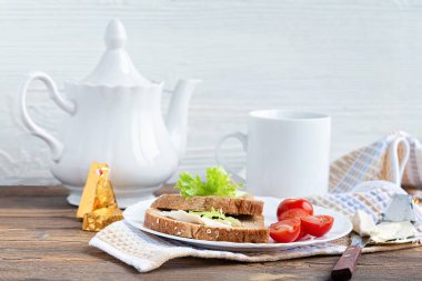 Ülke tarzı kahvaltı: otlu tost, domates ve krem peynirli..