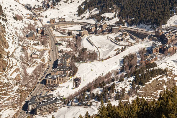 Andorra dağlarındaki modern köyün kışın en güzel manzarası.. — Stok fotoğraf