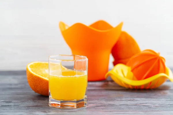 用人工柑橘类果汁配制鲜榨橙汁. — 图库照片