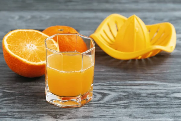 用人工柑橘类果汁配制鲜榨橙汁. — 图库照片