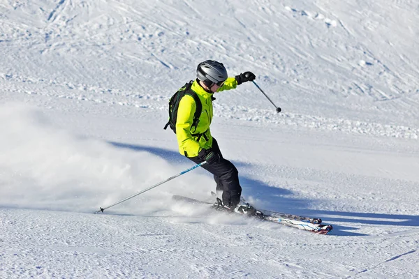 En skidåkare i hög fart stiger ned från berget. — Stockfoto
