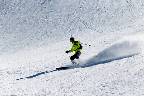 A skier at high speed descends from the mountain. — Stock Photo, Image
