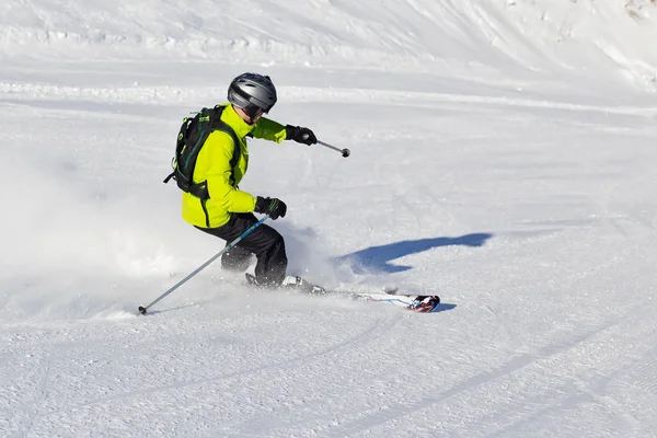 高速でスキーヤーが山から降りる. — ストック写真