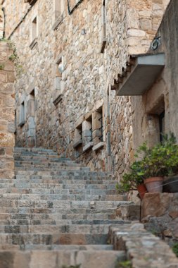 Taş, İspanya 'nın eski bir Avrupa şehrinde dar bir sokağa çıktı..