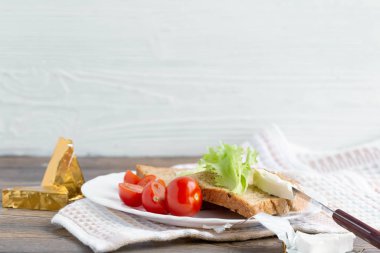 Yumuşak peynirli sandviçler, marul ve domatesli tahıllı ekmek..