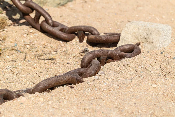 Řetězec se rzí na žlutém přírodním písku — Stock fotografie