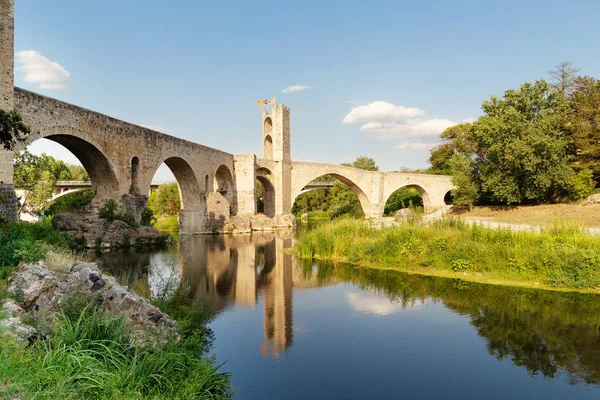 Widok kamiennego mostu nad rzeką Fluvia w Besalu, Katalonia. — Zdjęcie stockowe