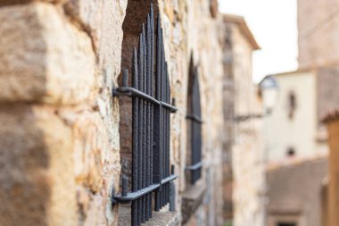 İspanya 'da eski bir taş evin camında demir ızgara var.