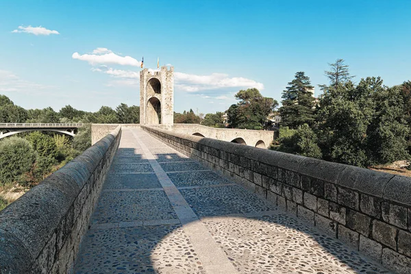 Каменный мост XI века в городе Бесалу в провинции Жирона, Каталония, Испания . — стоковое фото