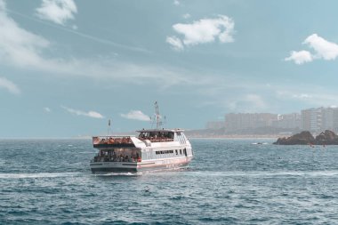 Lloret De Mar, İspanya - 8 Ağustos 2019: İspanya açıklarında deniz yürüyüşü yapan turistlerle dolu yolcu teknesi.