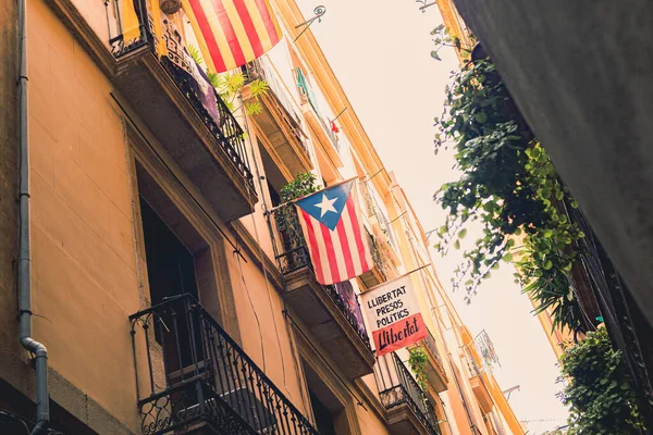 Bandeiras da independência catalã em varandas em Barcelona, Espanha . — Fotografia de Stock
