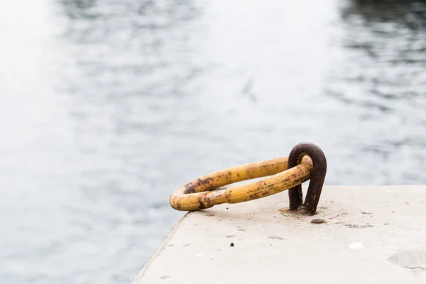 Anneau de fer pour bateaux d'amarrage sur la jetée . — Photo