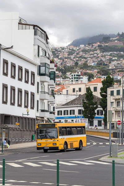 FUNCHAL, PORTUGAL - 22 DE JULIO DE 2018: Autobús de pasajeros en Funchal Street, Madeira . — Foto de Stock