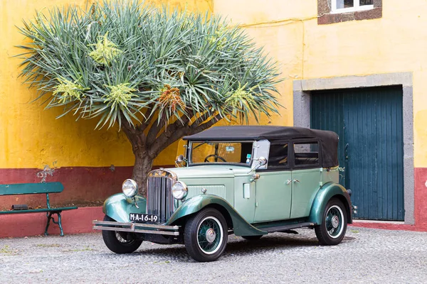 FUNCHAL, PORTUGAL - 22 DE JULIO DE 2018: Ala, rueda y faro de un coche vintage de 1932 estacionado en Fortaleza de Sao Tiago en Funchal . — Foto de Stock