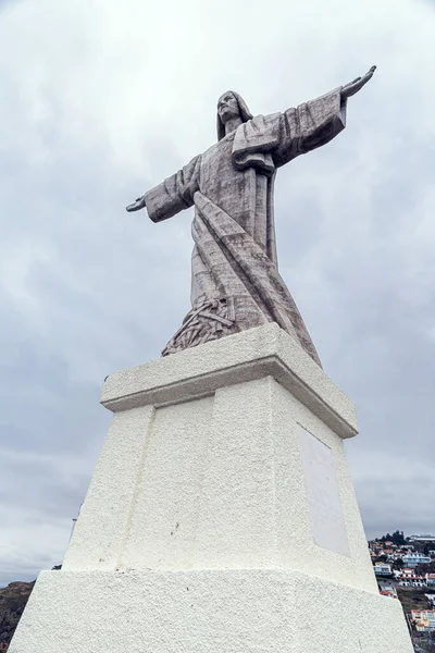 SANTA-CRUZ, PORTUGAL - JULY 29, 2018: Statue of Christ in Madeira on the cliff of Cape Garageu near the village of Santa Cruz. — 图库照片