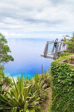 Portekiz, Madeira 'daki Cabo Girao uçurumunda cam tabanlı bir izleme noktası.