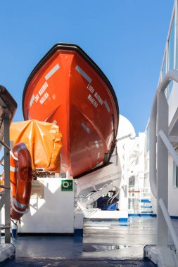 PORTO-SANTO, PORTUGAL - 31 Temmuz 2018: Portekiz 'de Porto Santo ve Madeira arasında bir feribotta turuncu bir filika.
