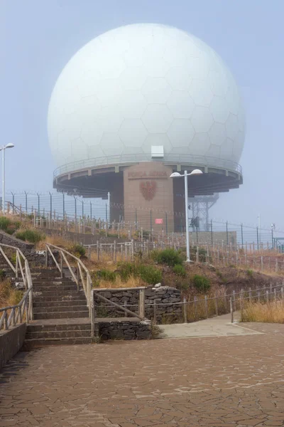 MADEIRA, PORTUGAL - 1 DE AGOSTO DE 2018: La cúpula del radar en la parte superior de Pico a Arieiro en la niebla —  Fotos de Stock