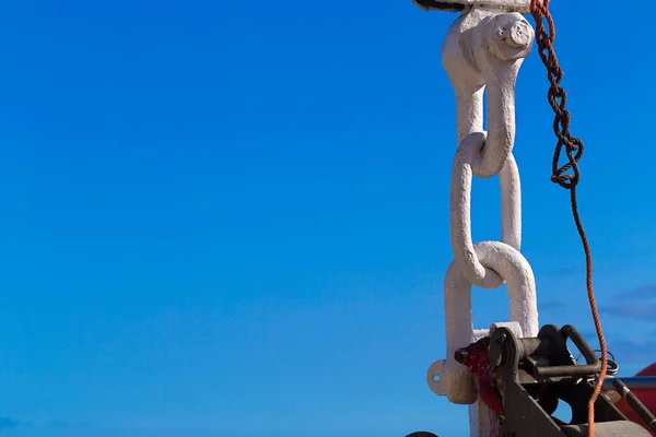 La chaîne blanche du navire maritime contre le ciel bleu . — Photo