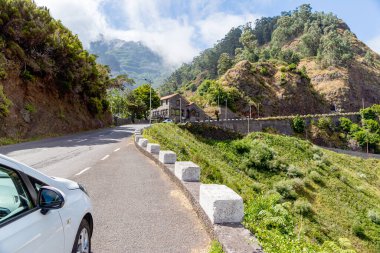 Portekiz 'in Madeira Adası dağlarında pitoresk bir viraj yolu..