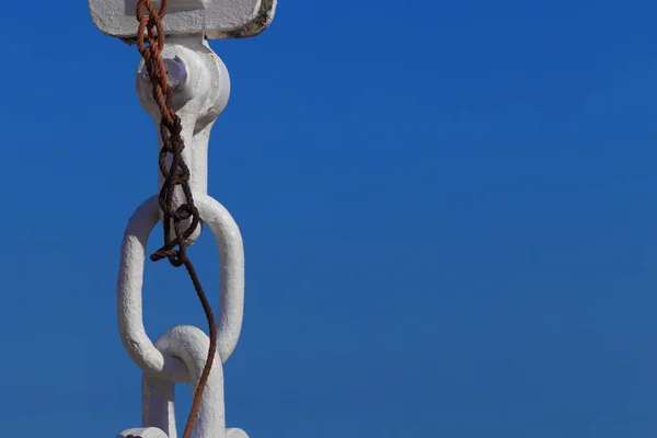 La chaîne blanche du navire maritime contre le ciel bleu . — Photo