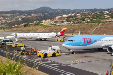 Funchal, Madeira - 4 Ağustos 2018: Havaalanında ekipman ve havaalanı işçileri.