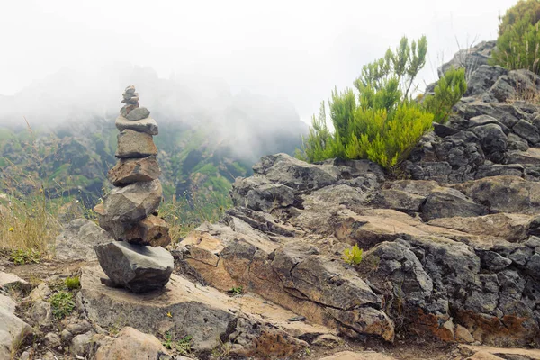 Піраміда каміння на пішохідній стежці в горах Мадейри.. — стокове фото
