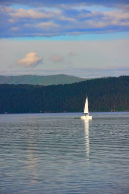 Bulutların altındaki gölde yat