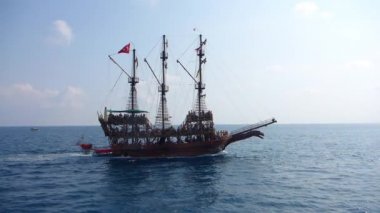 eski korsan gemisi denize yelken