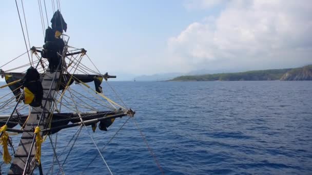 Antiguo barco pirata navegando en el mar — Vídeo de stock