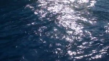 Deniz Dalgaları Üzerinde Güneş Parıltısı