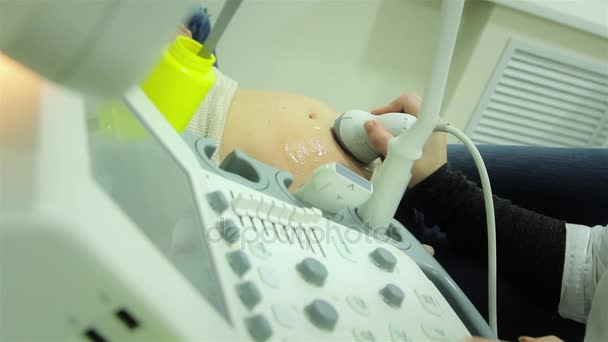 Ultrasoon onderzoek tijdens de zwangerschap — Stockvideo