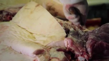 bir parça et üretim işçisi kesmek