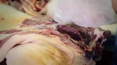 bir parça et üretim işçisi kesmek