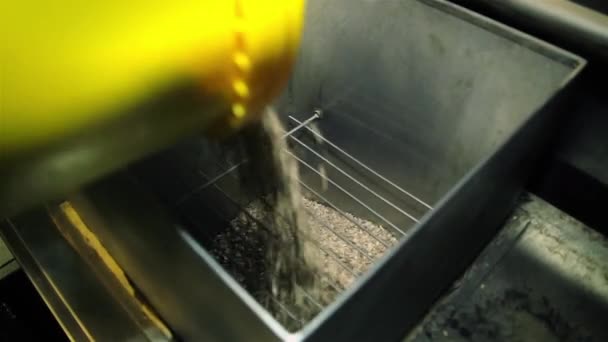 Chips di faggio naturale per affumicare pesce e salsiccia — Video Stock