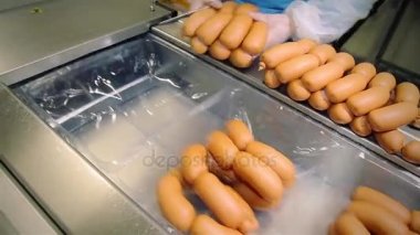 Bitmiş ürün hattı ambalaj. Ambalaj sosis.