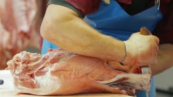 Le boucher coupe la viande. Production de viande — Video